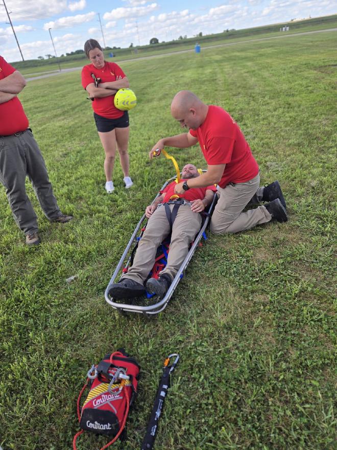Packaging a patient in the rescue basket